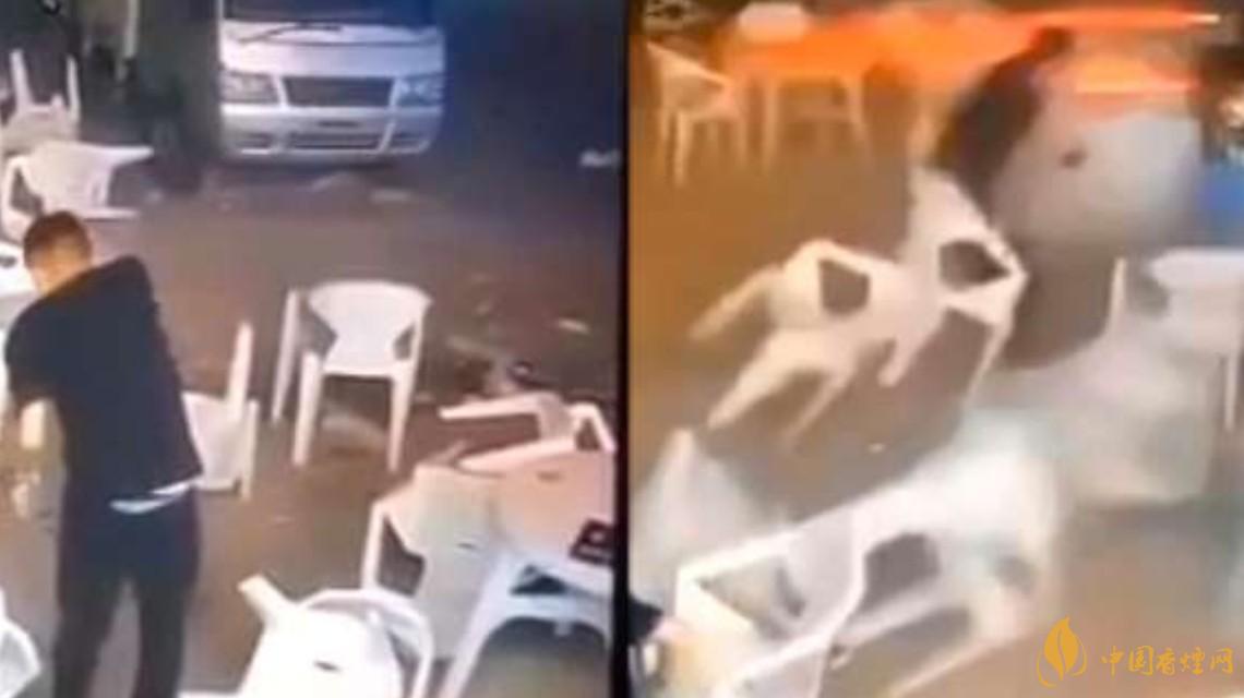 警方通報(bào)小車沖過夜市撞飛數(shù)人 這一幕太驚險(xiǎn)了！