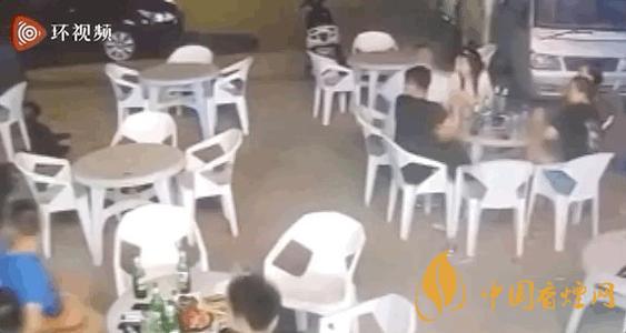 警方通報(bào)小車(chē)沖過(guò)夜市撞飛數(shù)人 這一幕太驚險(xiǎn)了！