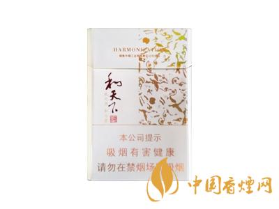 2020白沙和天下價(jià)格表和圖片 2020和天下香煙是白沙牌香煙中的一種，說(shuō)起和天下香煙，相信大家都認(rèn)識(shí)，和天下是高端香煙品牌,隸屬于湖南中煙工業(yè)有限責(zé)任公司，那么，2020年白沙和天下多少錢一包呢?趕緊來(lái)看看吧!  和天下香煙  和天下香煙時(shí)尚大氣的包裝　簡(jiǎn)潔流暢的線條　以紫色為主色調(diào)的搭配　無(wú)一不顯示出和天下的不凡紫色在中國(guó)傳統(tǒng)里是尊貴的顏色，如北京故宮又稱為“紫禁城”亦有所謂“紫氣東來(lái)” 口感上此款雅香綿滑，香氣醇和，余味純凈，實(shí)屬難得一見(jiàn)的神品啊!  系列產(chǎn)品  和天下(尊尚中支)  類型： 烤煙型  煙氣煙堿量： 0.0 mg  煙長(zhǎng)： 84 mm  過(guò)濾嘴長(zhǎng)： 25 mm  包裝形式： 條盒硬盒  單盒支數(shù)： 20  銷售形式： 國(guó)產(chǎn)內(nèi)銷  生產(chǎn)狀態(tài)： 待上市  備注： 白沙和天下尊尚中支  和天下(尊尚5000)  類型： 烤煙型  煙氣煙堿量： 0.0 mg  煙長(zhǎng)： 88 mm  過(guò)濾嘴長(zhǎng)： 25 mm  包裝形式： 條盒硬盒  單盒支數(shù)： 20  銷售形式： 國(guó)產(chǎn)內(nèi)銷  生產(chǎn)狀態(tài)： 已上市  備注： 白沙和天下尊尚5000  白沙(硬和天下雙中支)  單盒參考價(jià)： 90 元  條盒參考價(jià)： 900 元  條盒批發(fā)價(jià)： 763.2 元  小盒條形碼： 6901028204798  條包條形碼： 6901028204804  白沙(和天下天下韶山)  單盒參考價(jià)： 100 元  條盒參考價(jià)： 1000 元  小盒條形碼： 6901028196925  條包條形碼： 6901028196932  白沙(軟和天下檀香)  單盒參考價(jià)： 100 元  條盒參考價(jià)： 1000 元  條盒批發(fā)價(jià)： 763.2 元  白沙(和天下細(xì)支)  單盒參考價(jià)： 100 元  條盒參考價(jià)： 1000 元  條盒批發(fā)價(jià)： 720.8 元  小盒條形碼： 6901028196048  條包條形碼： 6901028196055  白沙(軟和天下)  單盒參考價(jià)： 100 元  條盒參考價(jià)： 1000 元  條盒批發(fā)價(jià)： 720.8 元  小盒條形碼： 6901028196017  條包條形碼： 6901028196024  白沙(和天下)  單盒參考價(jià)： 100 元  條盒參考價(jià)： 1000 元  條盒批發(fā)價(jià)： 848 元  小盒條形碼： 6901028196925  條包條形碼： 6901028196932  通過(guò)以上的信息可以了解到2020年白沙和天下的價(jià)格，以上就是香煙網(wǎng)為您提供的關(guān)于2020白沙和天下價(jià)格表和圖片，白沙和天下多少錢一包?的信息，想要了解更多的信息請(qǐng)來(lái)關(guān)注香煙網(wǎng)吧!白沙和天下多少錢一包？