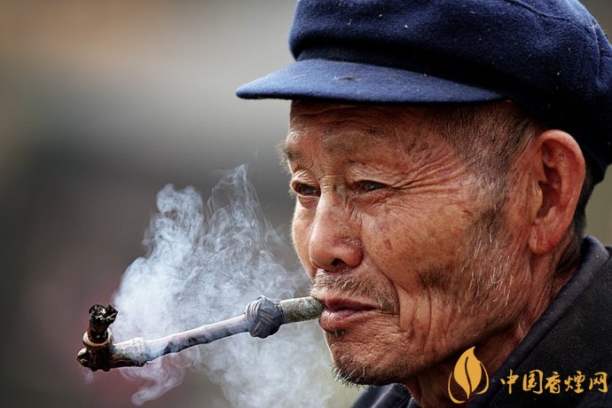 旱煙和煙卷哪個(gè)危害大，旱煙袋很有講究