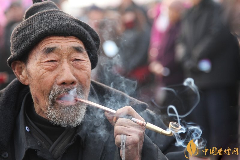旱煙和煙卷哪個(gè)危害大，旱煙袋很有講究